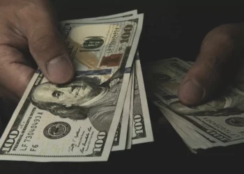 Dólar sobe para R$ 5,18, maior nível em mais de um ano