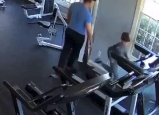 Pai obriga filho a correr em passadeira por estar gordo. Criança morreu