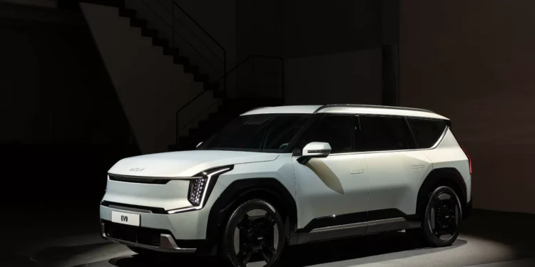 Kia EV9 vai ter versão GT e os números podem ser assombrosos