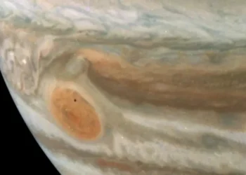 Sonda da NASA revela lua (minúscula) de Júpiter. Consegue vê-la?