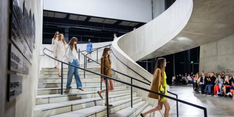 Londres acolheu o mais recente desfile da Gucci. Eis os destaques