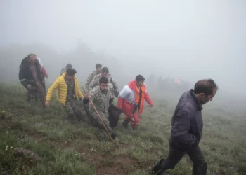 Equipas de socorro recuperam corpos de vítimas no Irão. Eis o resgate