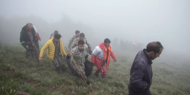 Equipas de socorro recuperam corpos de vítimas no Irão. Eis o resgate