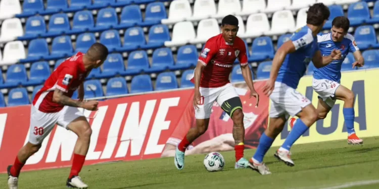 Santa Clara a um triunfo de regressar à I Liga