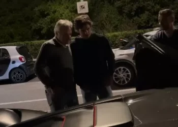 Pai e filho Sainz apanhados a ‘espiar’ Ferrari 488 Pista de Leclerc