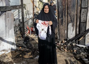 Israel bombardeia campo de refugiados em Gaza definido como "zona segura"