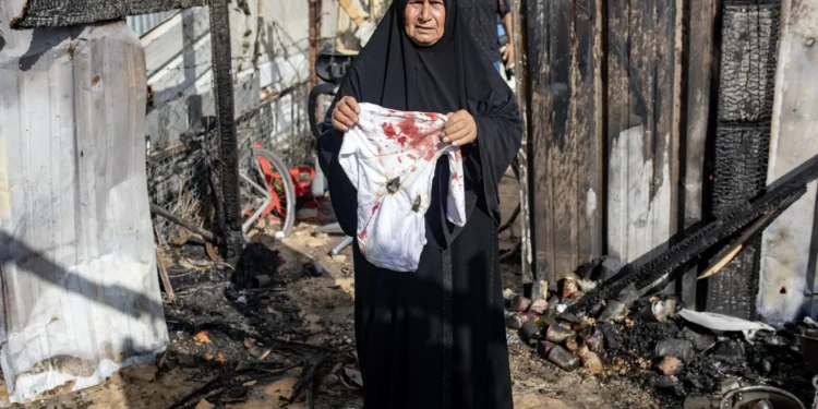 Israel bombardeia campo de refugiados em Gaza definido como "zona segura"