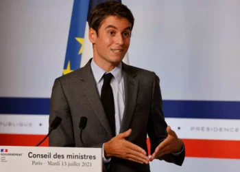 Attal alerta para "bloqueio" com subida da extrema-direita