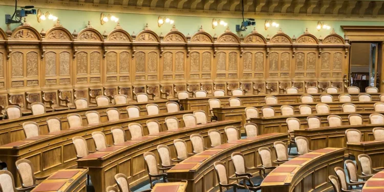 “Desmistificando a Política: Além dos Escândalos”