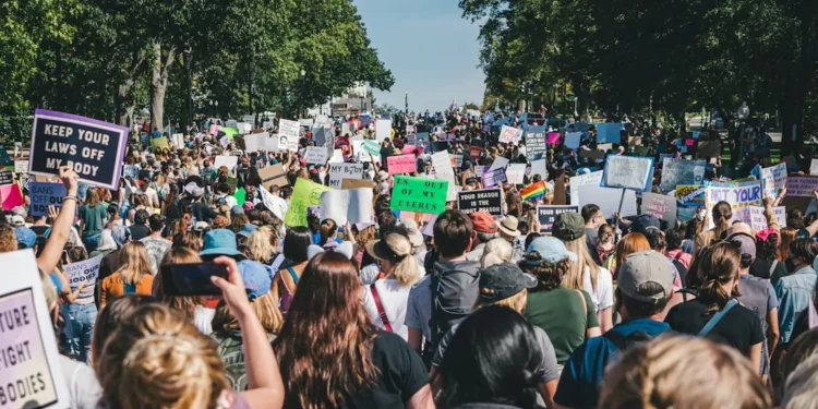 “A Importância da Política na Sociedade”