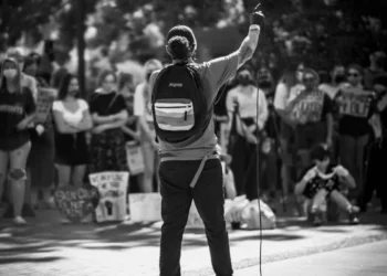 “O Poder da Política: Influência e Responsabilidade na Sociedade”