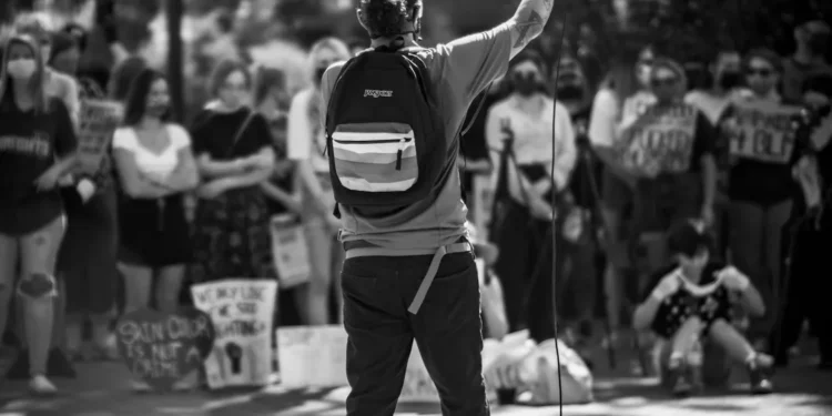 “O Poder da Política: Influência e Responsabilidade na Sociedade”