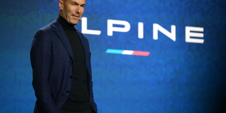 Zidane é embaixador da Alpine, mas não prescinde de um outro carro