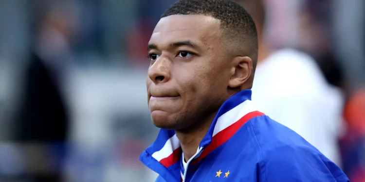 Soam os alarmes em França. Kylian Mbappé e Coman ausentes do treino