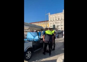 Polícia que agrediu condutor de tuk-tuk é alvo de processo disciplinar