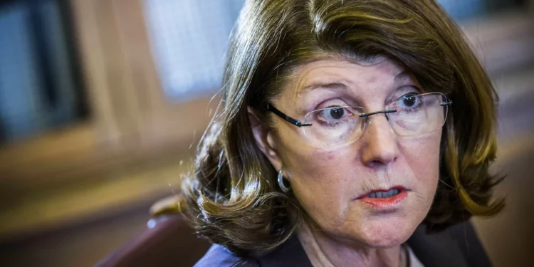 Açores? É preciso "encontrar mecanismo" para pagar subsídio de mobilidade