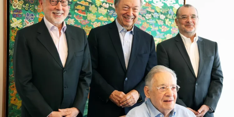 FHC comemora 30 anos do Plano Real cercado por trio de economistas