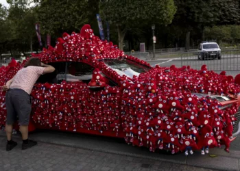Carro de peluches percorreu Paris. Consegue descobrir que viatura é esta?
