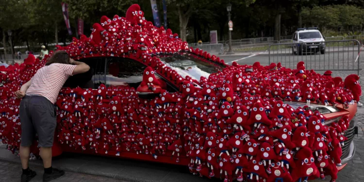 Carro de peluches percorreu Paris. Consegue descobrir que viatura é esta?