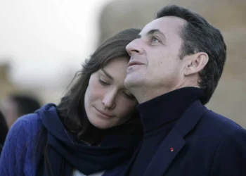 Carla Bruni chamada a tribunal por causa de caso que envolve Sarkozy