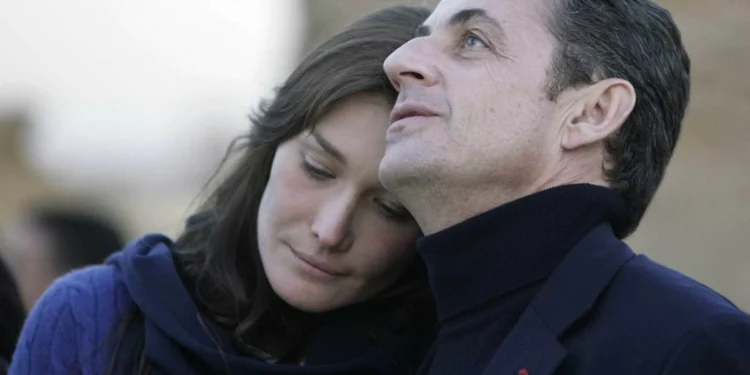 Carla Bruni chamada a tribunal por causa de caso que envolve Sarkozy