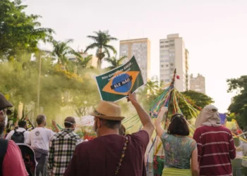 “A importância da política na sociedade moderna”