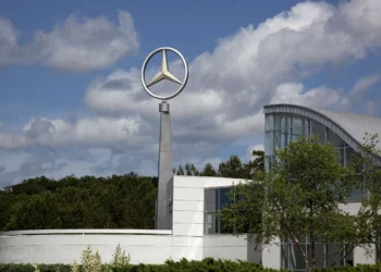 Lucro da Mercedes-Benz cai 20% para 5.990 milhões no 1.º semestre fiscal