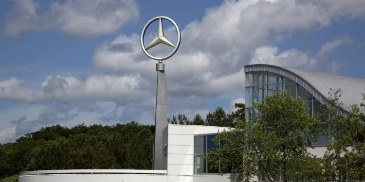 Lucro da Mercedes-Benz cai 20% para 5.990 milhões no 1.º semestre fiscal