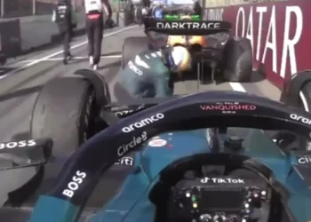 Alonso em modo inspetor. Passou o McLaren a ‘pente fino’