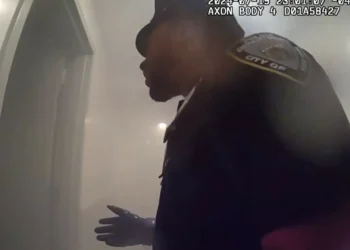 Polícias salvam mulher de prédio em chamas nos EUA. Eis o momento