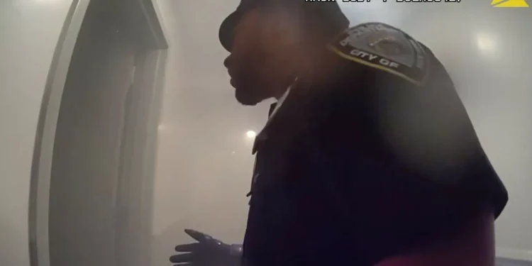 Polícias salvam mulher de prédio em chamas nos EUA. Eis o momento