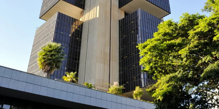 Decisão do BC traz tom mais duro e inclinado à alta de juros