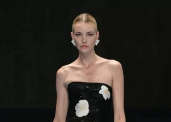 Com Irina Shayk e Carol Trentini, Carolina Herrera homenageia seus clássicos em NY