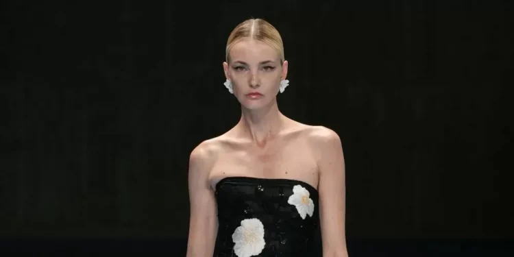 Com Irina Shayk e Carol Trentini, Carolina Herrera homenageia seus clássicos em NY