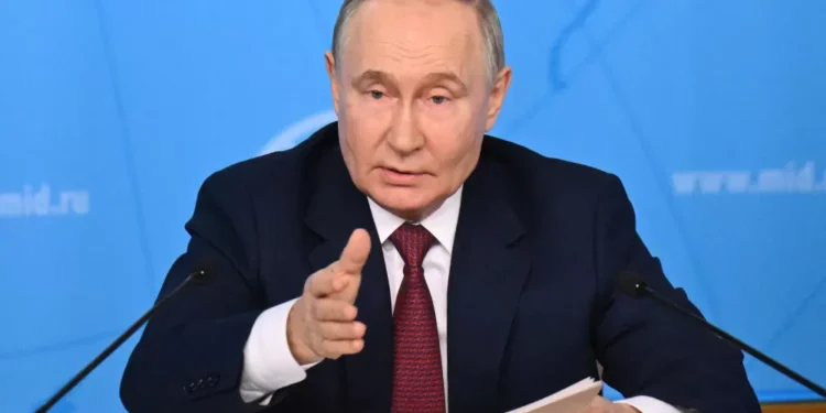 Rússia cancela credenciais de seis diplomatas britânicos por indícios de espionagem