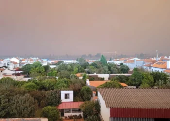 Nuvem de fumo vista de Aveiro devido aos incêndios na região. As imagens