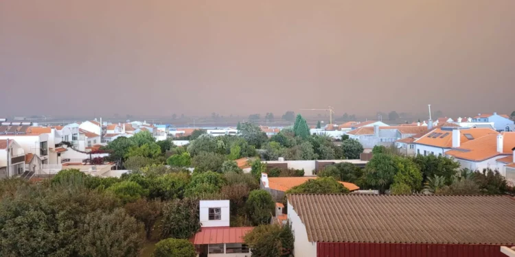Nuvem de fumo vista de Aveiro devido aos incêndios na região. As imagens