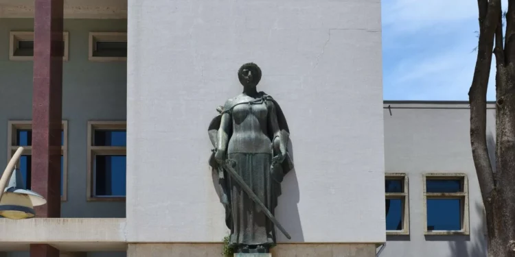 Ex-funcionária pública julgada em Aveiro por se apropriar de dinheiros públicos