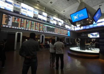 Ibovespa recua e dólar cai para R$ 5,42 após decisões de juros