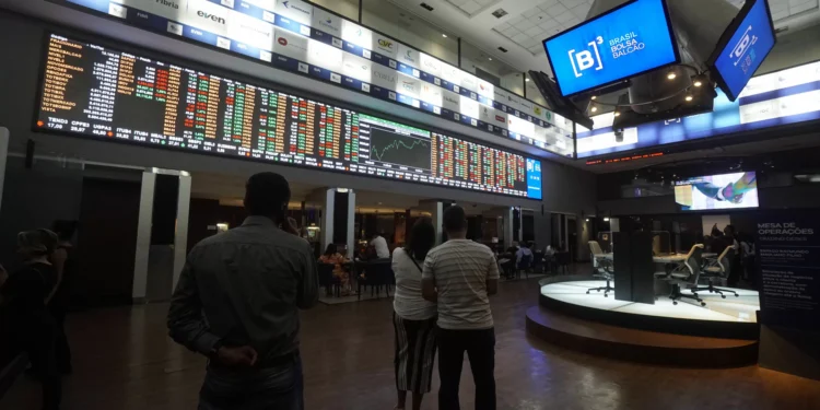 Ibovespa recua e dólar cai para R$ 5,42 após decisões de juros