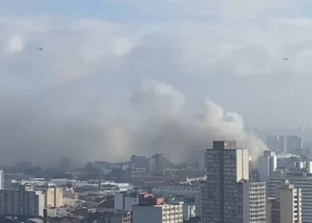 Incêndio de grandes proporções atinge shopping de compras na região do Brás, em São Paulo