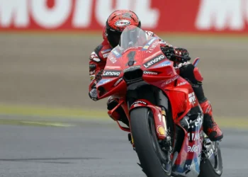 Bagnaia vence corrida sprint no Japão e aproxima-se do líder em MotoGP