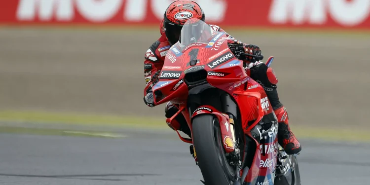 Bagnaia vence corrida sprint no Japão e aproxima-se do líder em MotoGP