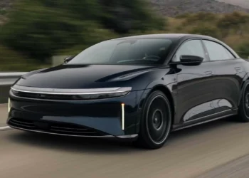 Cristiano Ronaldo visto num automóvel igual a este. Que carro é?