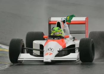 As imagens de Hamilton a conduzir antigo carro de Senna em Interlagos