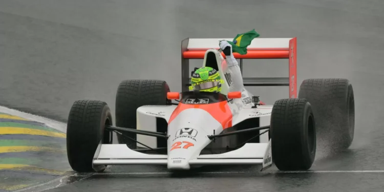 As imagens de Hamilton a conduzir antigo carro de Senna em Interlagos