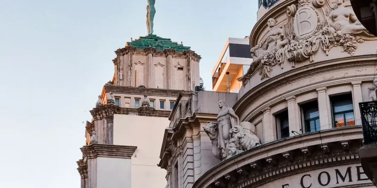 “Economia: Pilar do Desenvolvimento e Bem-Estar Social”