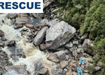 Turista com perna amputada após ficar preso em rochas. Resgate levou 20h