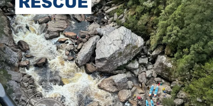 Turista com perna amputada após ficar preso em rochas. Resgate levou 20h