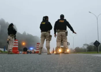 Mulher leva tiro na cabeça e é internada em estado grave durante abordagem da PRF; agentes são afastados